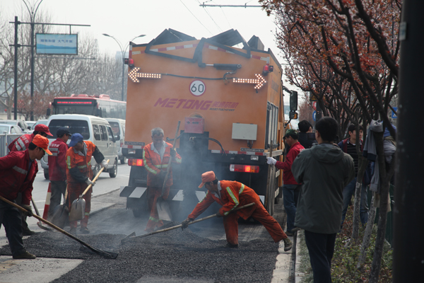 路面储料式养护车施工现场 路面储料式养护车施工现场